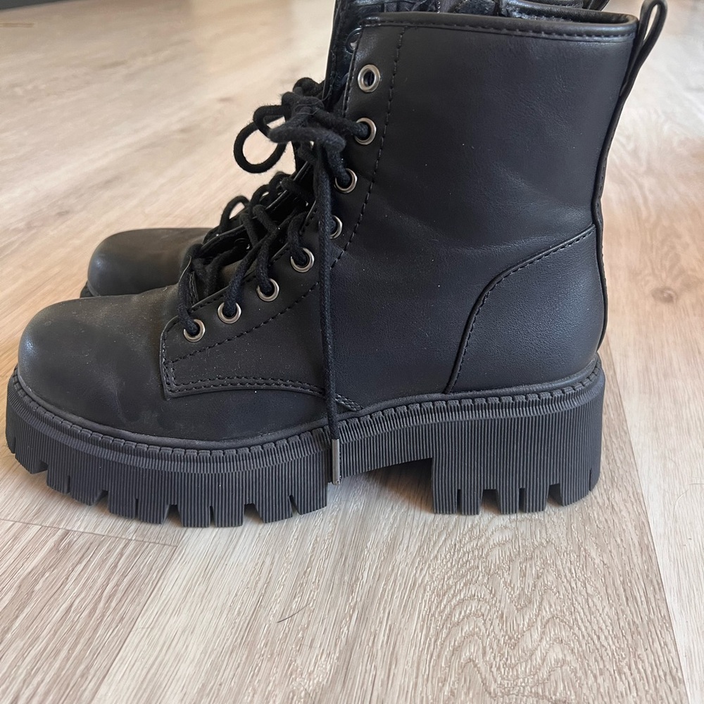 Women’s Size 9 - Madden NYC- Women's Chant Lace Up Boot